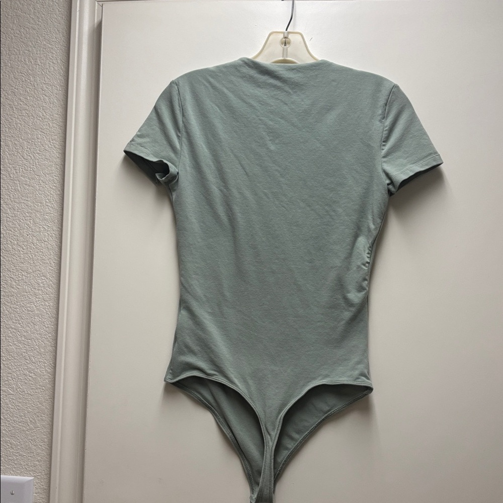 Abercrombie & Fitch Women's Light Green Short Sleeve Bodysuit Size Medium - Picture 2 of 3